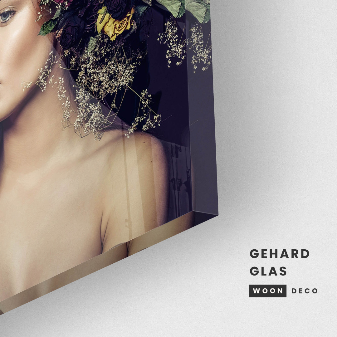 Glasschilderij - Woman with flowers - 80x80cm