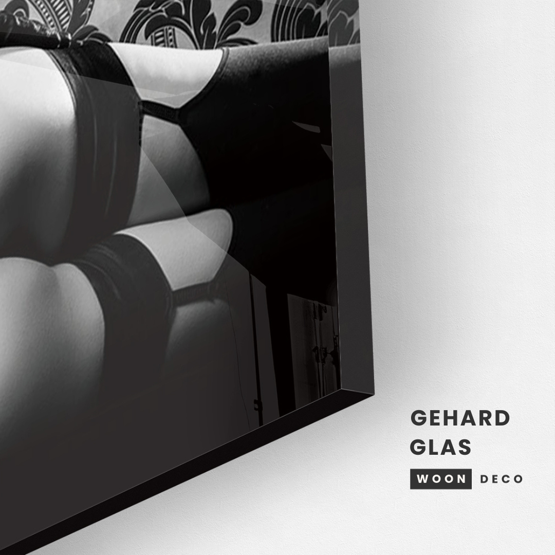 Glasschilderij - Vrouw in lingerie - 60x90cm