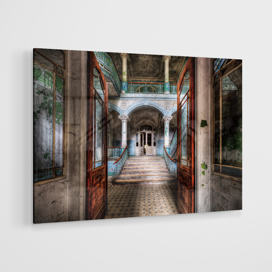 Glasschilderij - Verlaten hal - 120x80cm